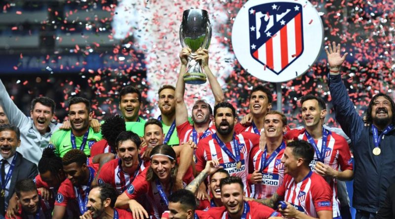 Jucătorii echipei Atletico Madrid ridică trofeul Supercupei Europei