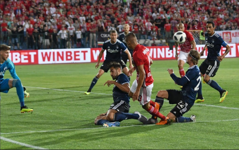 Duel din timpul meciului TSKA Sofia - Copenhaga, din preliminariile UEFA Europa League